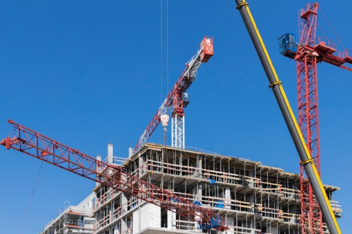 Demontaż pierwszego żurawia na budowie Balaton Apartamentów