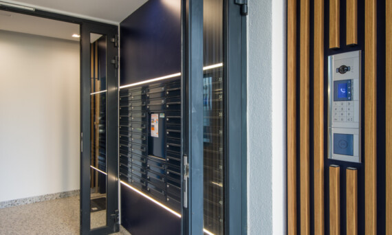 wejście do klatek Balaton