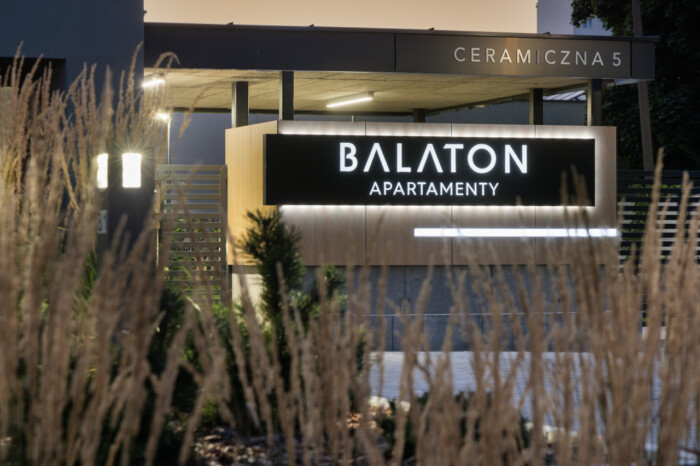 Balaton – oświetlenie budynku wieczorową porą