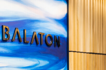 napis balaton na muralu