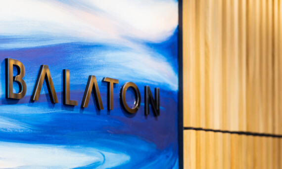 napis balaton na muralu